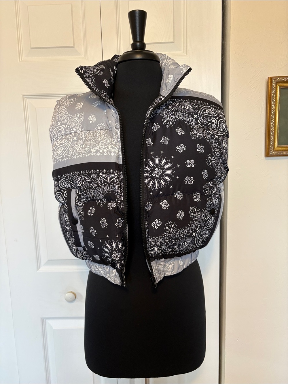 NWOT 36 Point 5 Black Bandana Paisley Cropped Puffer Vest Medium.